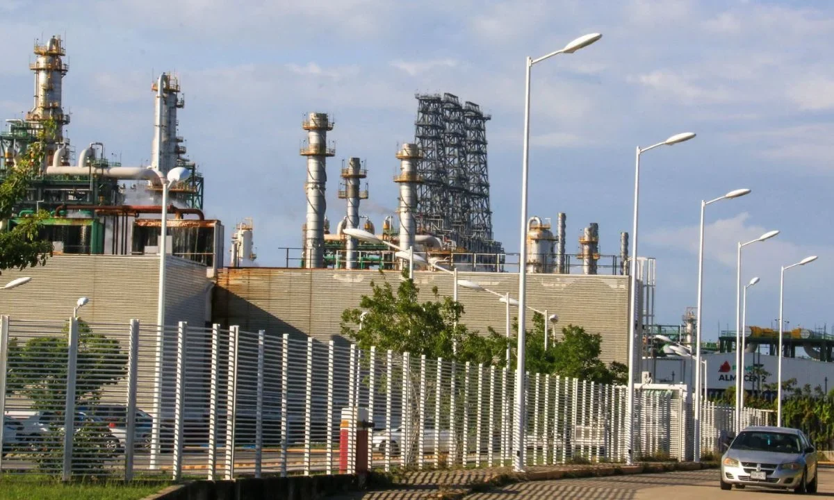Pemex informó que la operación de la Refinería Olmeca, Tabasco, continúa de manera normal y sin afectaciones ni daños en su infraestructura.