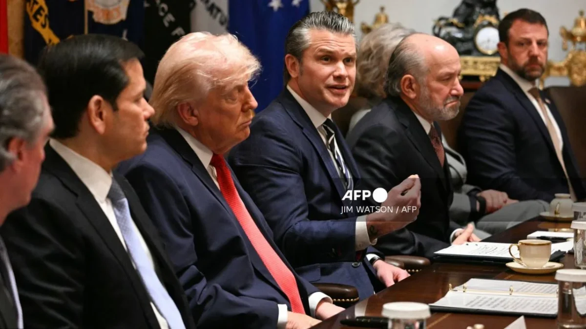 Pete Hegseth afirmó que Obama daba el dinero en secreto a Irán y que los objetivos que ahora destruyen son producto de dicho financiamiento. 