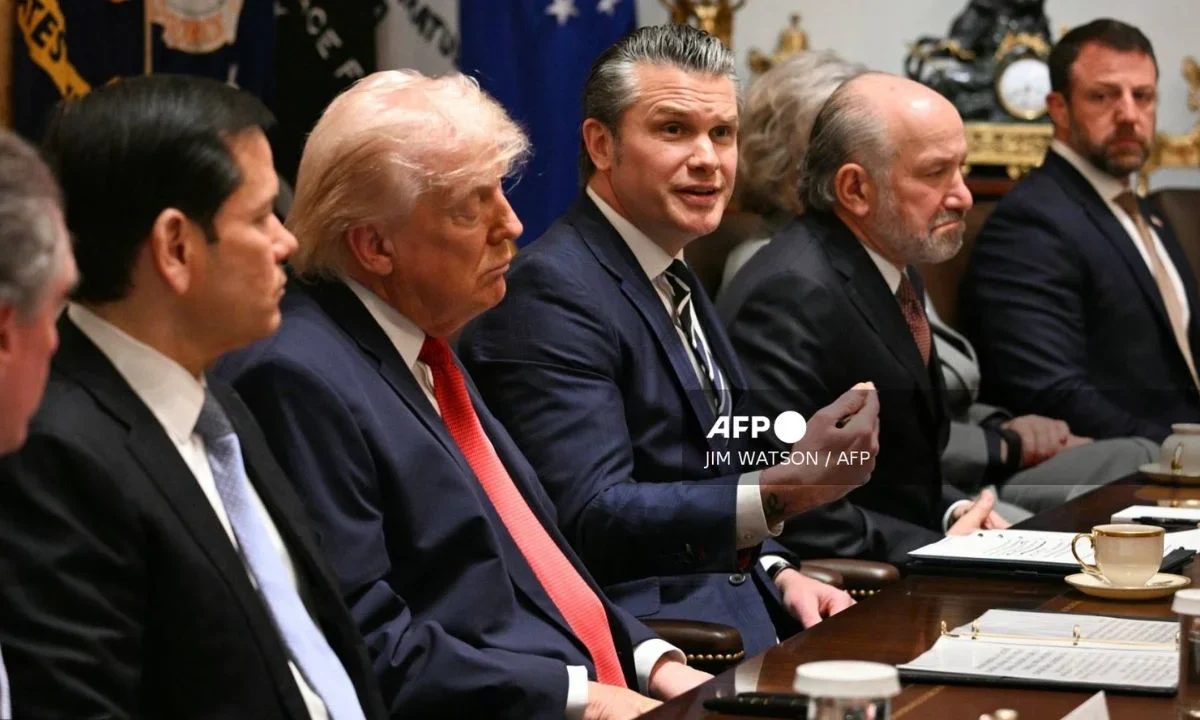 Pete Hegseth afirmó que Obama daba el dinero en secreto a Irán y que los objetivos que ahora destruyen son producto de dicho financiamiento. 