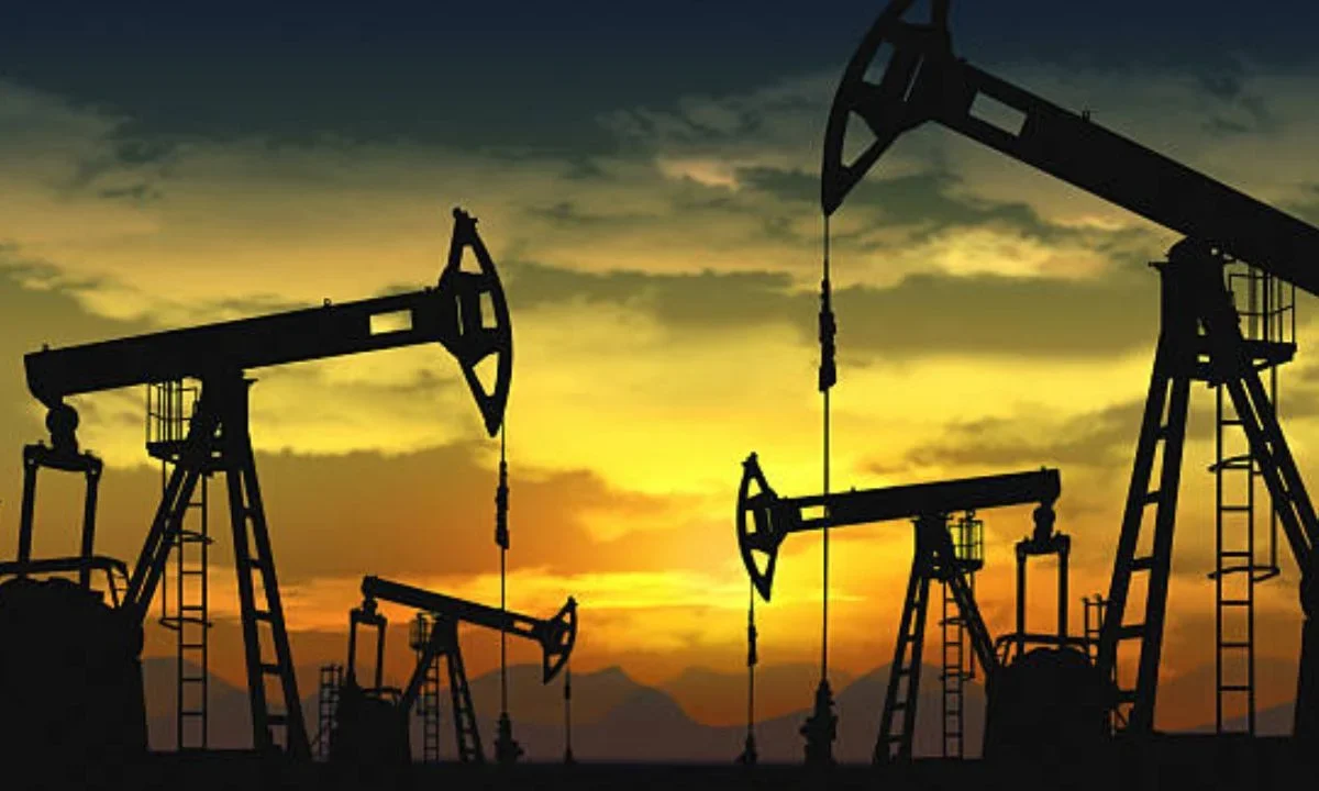 Buques petroleros transitan por el estrecho de Ormuz, una vía clave del comercio energético mundial cuyo bloqueo amenaza con agravar la crisis energética en Europa.