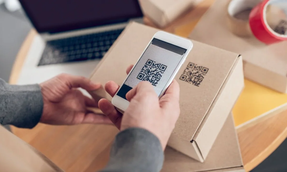 La Policía Cibernética alertó sobre una nueva modalidad de fraude con la que delincuentes utilizan paquete 'sorpresa' con código QR.