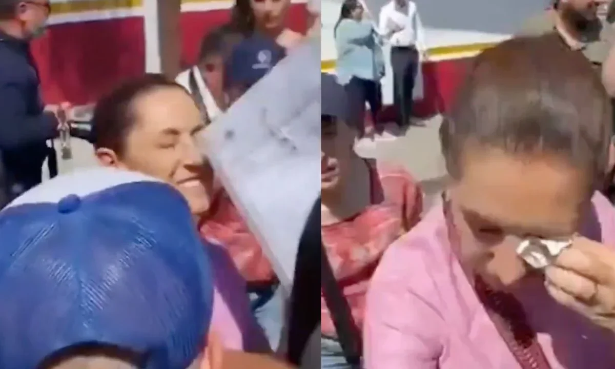 Al tomarse selfies, recibir regalos y peticiones en Nayarit, una persona trató de acercarle un folder a Sheinbaum pero le picó un ojo.