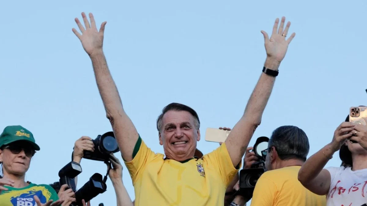 Un juez de la corte suprema autorizó al expresidente Jair Bolsonaro a purgar temporalmente su condena en prisión domiciliaria "humanitaria".