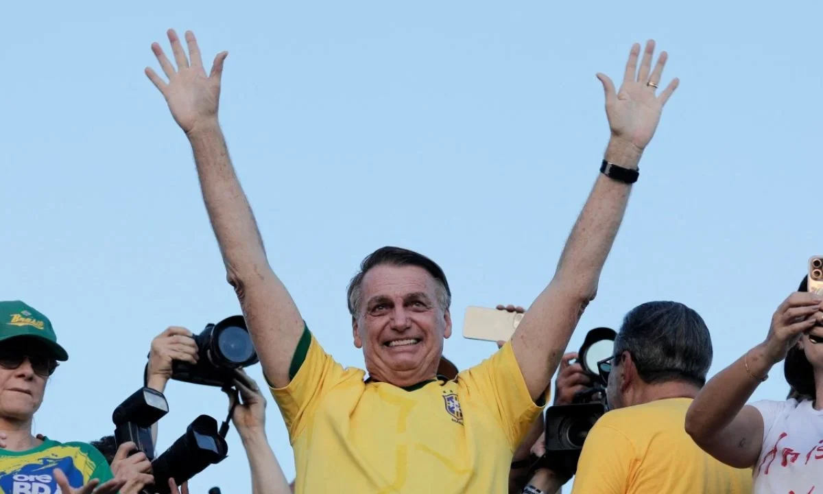 Un juez de la corte suprema autorizó al expresidente Jair Bolsonaro a purgar temporalmente su condena en prisión domiciliaria "humanitaria".