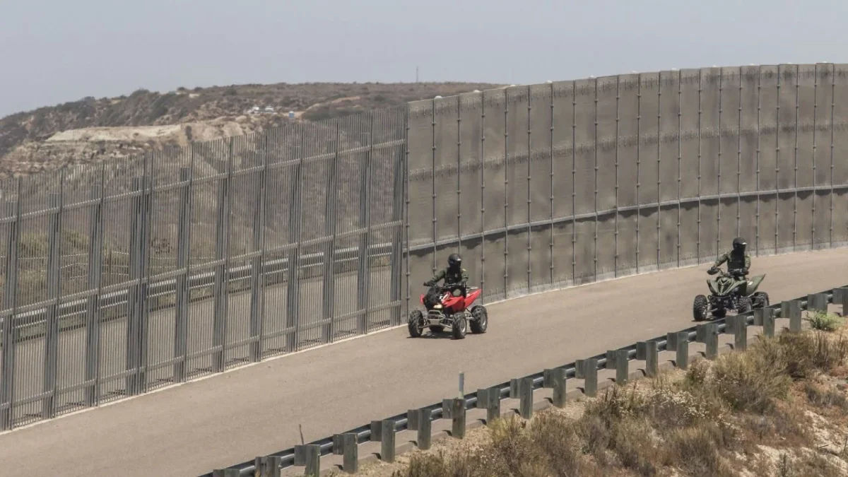 Con base en órdenes de arresto vigentes en México, los presuntos delincuentes fueron deportados para enfrentar procesos penales ante la FGR.