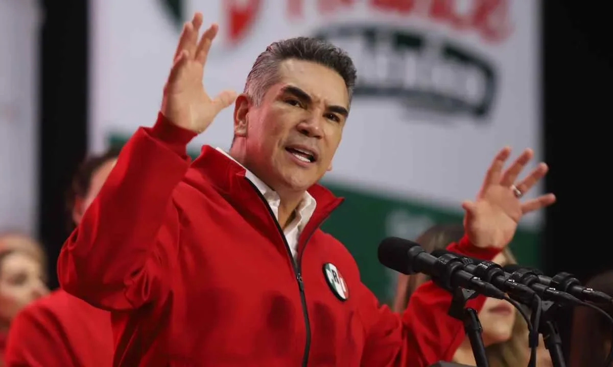 El presidente nacional del PRI, Alejandro Moreno, denunció que legisladores han recibido presiones externas para aprobar el Plan B en materia electoral.