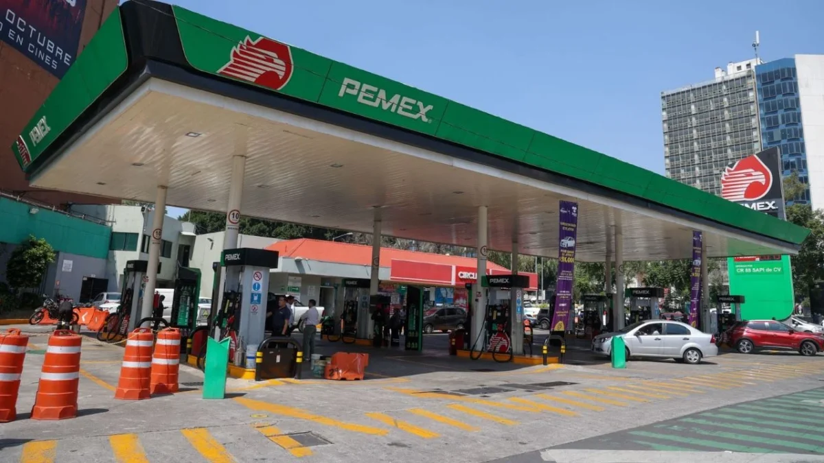 El titular de Profeco, Iván Escalante, dijo que el precio por litro de gasolina regular, al 27 de febrero fue $23.54 pesos.