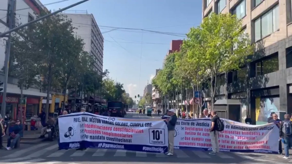 Protestan juzgadores cesados por la reforma al poder judicial por indemnizaciones