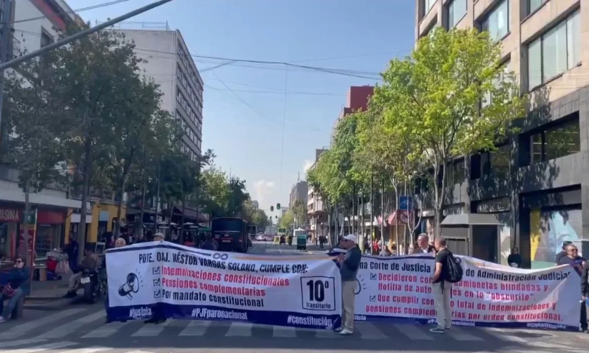 Protestan juzgadores cesados por la reforma al poder judicial por indemnizaciones