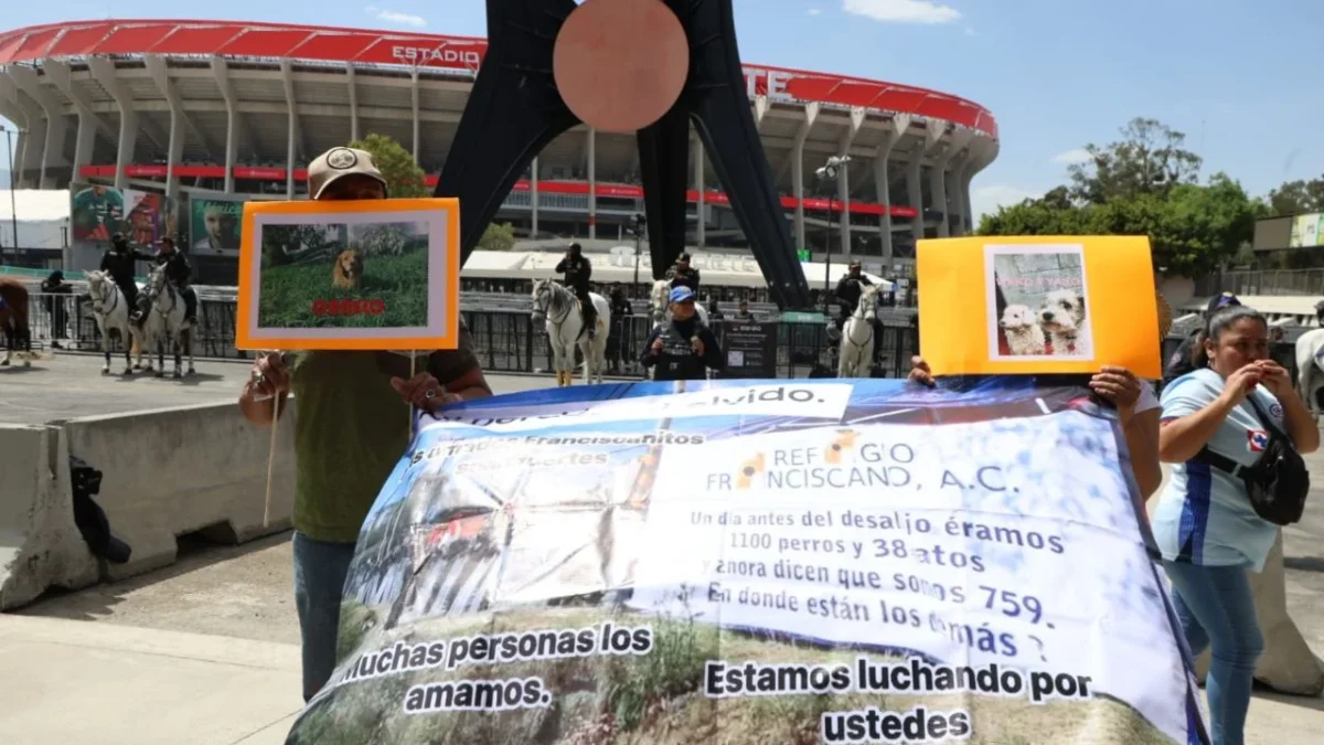 Simpatizantes del Refugio Franciscano realizaron una protesta al exterior del Estadio Azteca, para exigir el regreso de 824 perritos.
