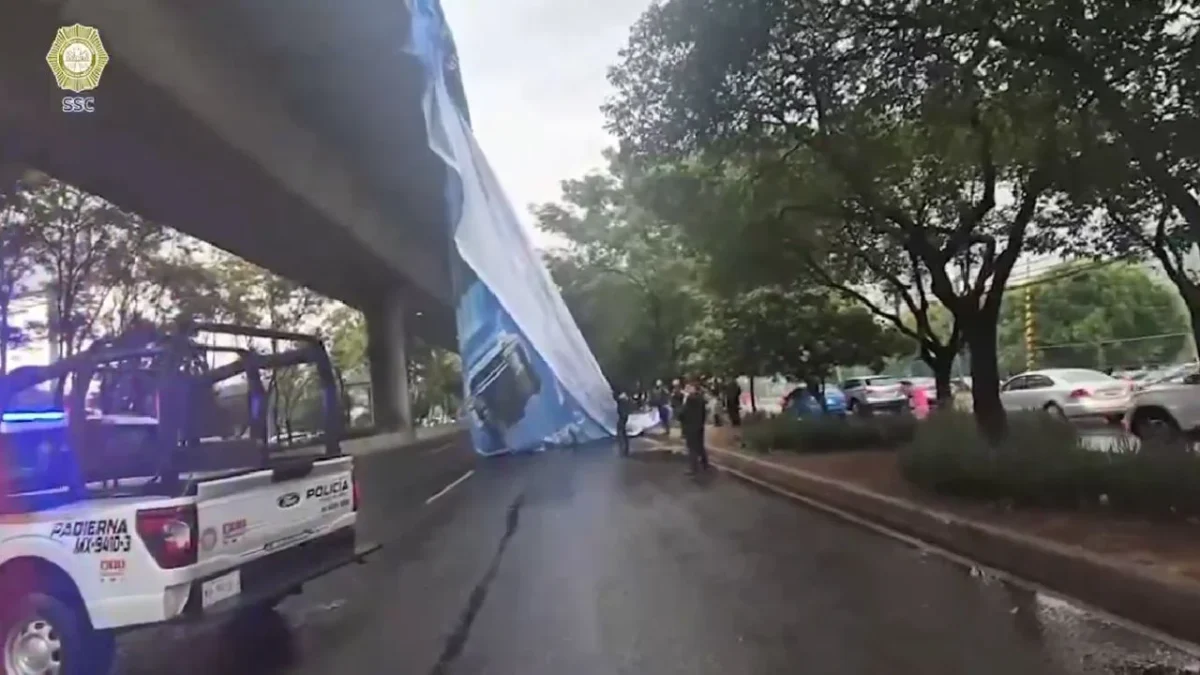 Momentos de alerta pasaron automovilistas que circulaban sobre el Segundo Piso del Periférico, lluvia provoca caída de lona de espectacular.