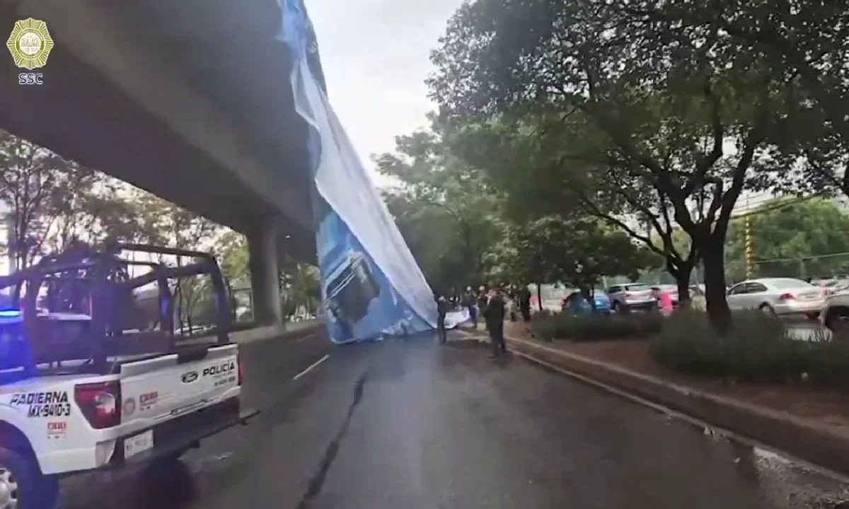 Momentos de alerta pasaron automovilistas que circulaban sobre el Segundo Piso del Periférico, lluvia provoca caída de lona de espectacular.