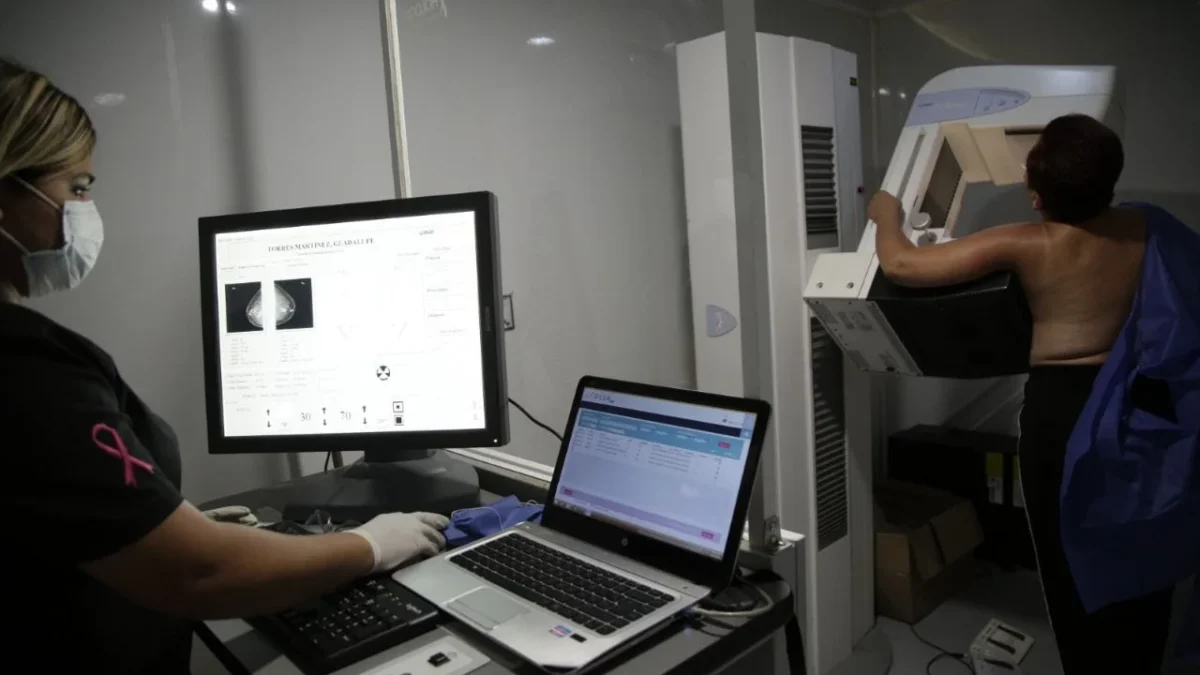 La Secretaría de Salud de la CDMX implementa jornadas de mastografía gratuita para la detección temprana del cáncer de mama.