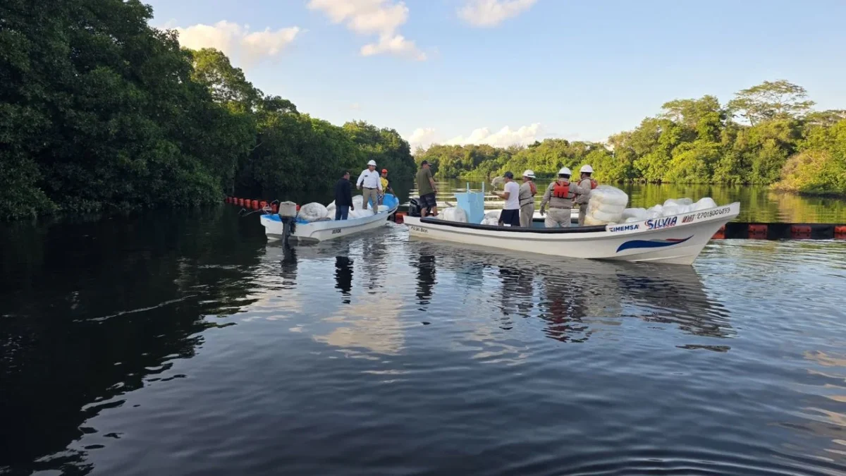 Se mantiene un operativo de contención y recuperación de residuos ante la presencia de hidrocarburos en inmediaciones de Dos Bocas, Tabasco.