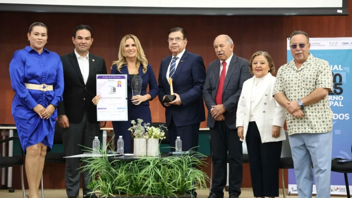 Recibe Romina Contreras premio por ser la mejor presidenta municipal de México