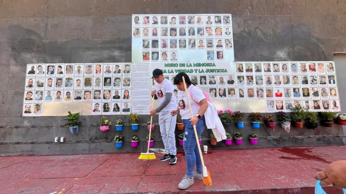 Colectivos reinstalaron el 'Muro de la Memoria de los Desaparecidos' en el Centro de Atención Integral para la Búsqueda de Personas.