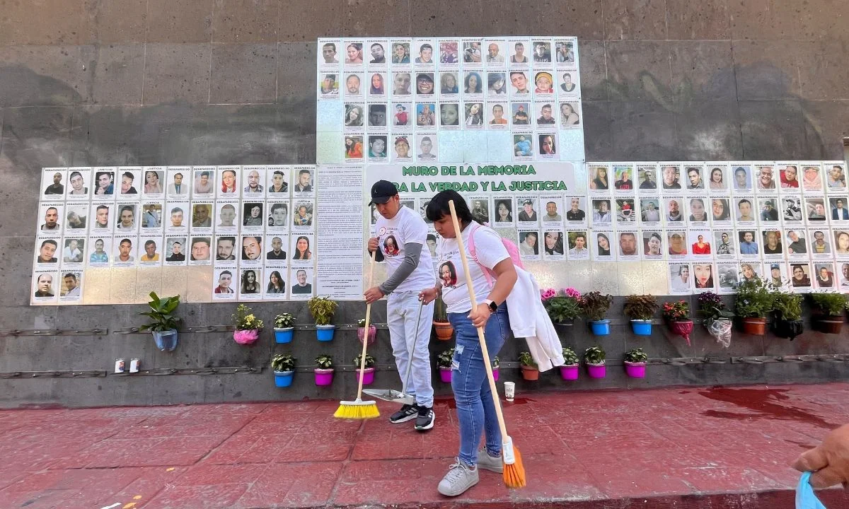 Colectivos reinstalaron el 'Muro de la Memoria de los Desaparecidos' en el Centro de Atención Integral para la Búsqueda de Personas.