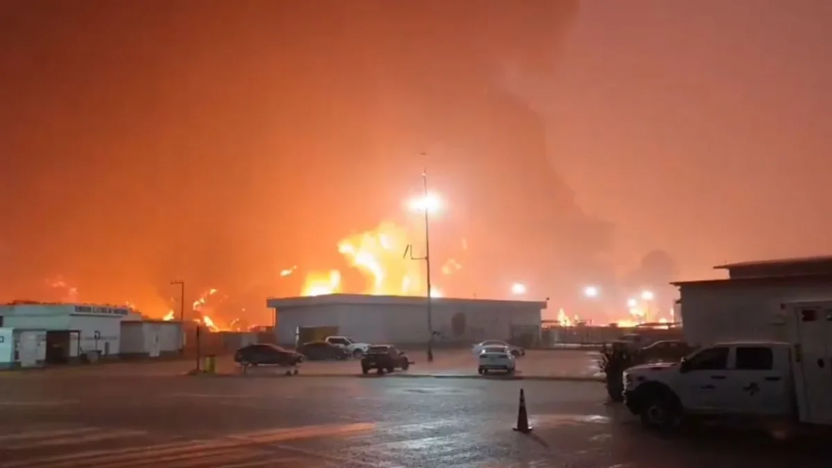 Reportan incendio en las inmediaciones de la refinería Dos Bocas