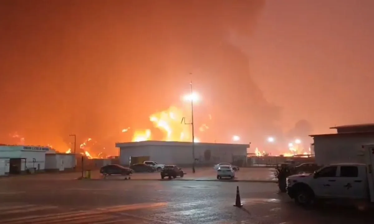 Reportan incendio en las inmediaciones de la refinería Dos Bocas