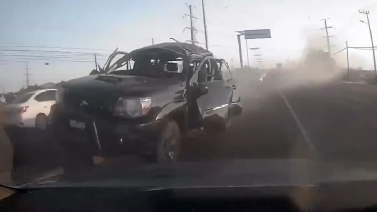 Una camioneta explotó en una carretera cercana al AIFA y se reportó que ‘El Payín’, operador del Cártel de Sinaloa, murió.