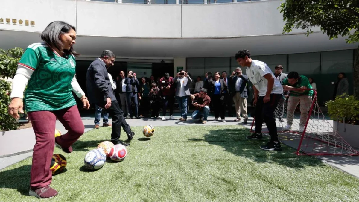 Rumbo al Mundial 2026, que se jugará en México, realizan exposición de balones artesanales en el Senado.