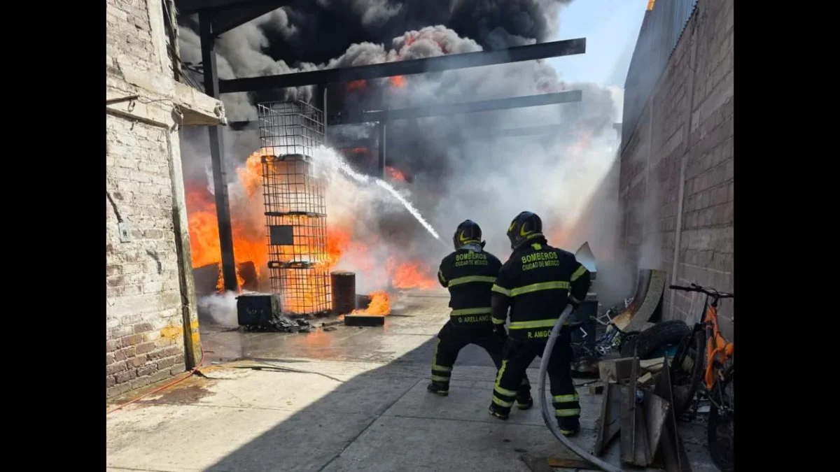 Un incendio en una bodega de una fábrica de plásticos en Iztapalapa movilizó a los cuerpos de emergencia.