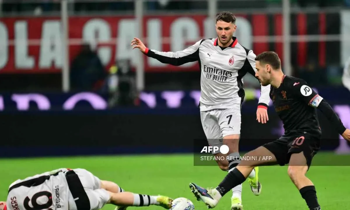 El mexicano Santiago Giménez regresó a las canchas tras sufrir una lesión y lo hizo en el triunfo del AC Milan.