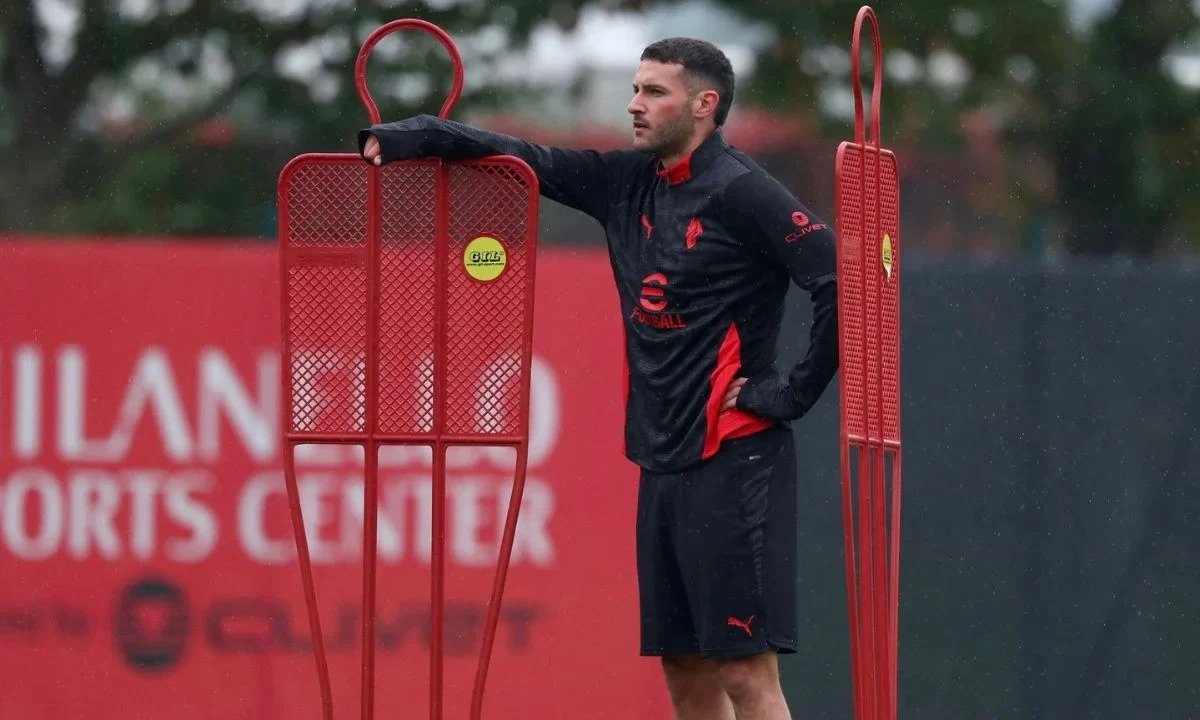 Santiago Giménez vuelve a entrenar con el Milan tras lesión