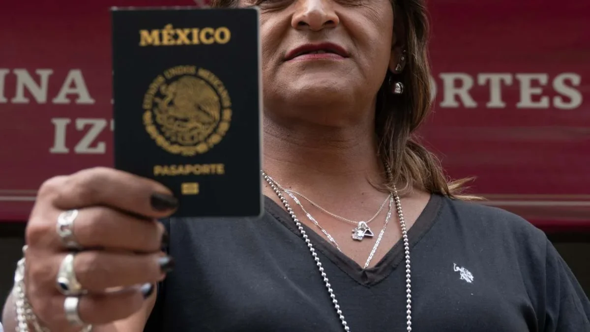 SCJN valida costos diferenciados para emisión de pasaportes, según la vigencia del documento.