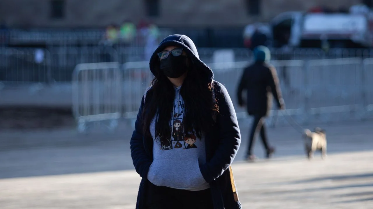 La Secretaría de Gestión Integral de Riesgos y Protección Civil activó la alerta amarilla en seis alcaldías de la Ciudad de México debido a las bajas temperaturas registradas en las primeras horas del día.