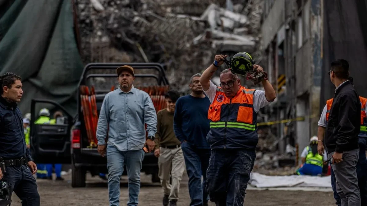 Caída la noche, equipos de rescate mantienen la búsqueda de 2 trabajadores atrapados por el colapso en un edificio en San Antonio Abad.