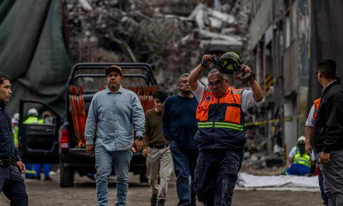 Caída la noche, equipos de rescate mantienen la búsqueda de 2 trabajadores atrapados por el colapso en un edificio en San Antonio Abad.