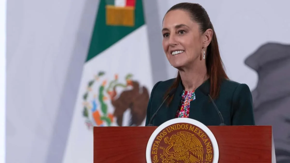 Palacio bajo asedio. Los maestros colocaron tiendas de campaña en la Plaza de la Constitución como medida de presión.