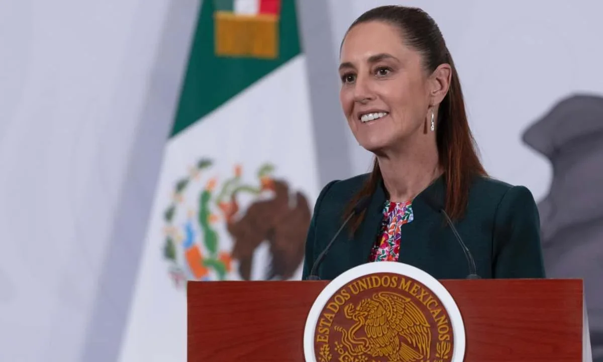 Palacio bajo asedio. Los maestros colocaron tiendas de campaña en la Plaza de la Constitución como medida de presión.