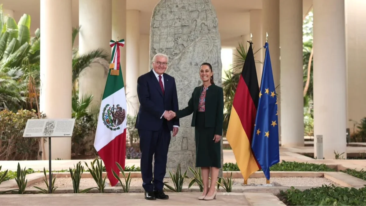 Sheinbaum y el presidente de Alemania escucharon respetuosamente los himnos de cada nación y se dirigieron a un salón en el Museo Maya.