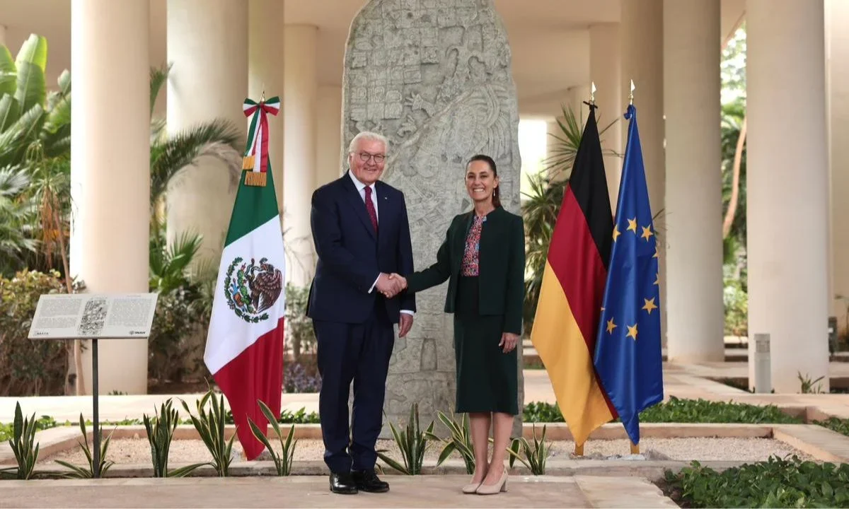 Sheinbaum y el presidente de Alemania escucharon respetuosamente los himnos de cada nación y se dirigieron a un salón en el Museo Maya.