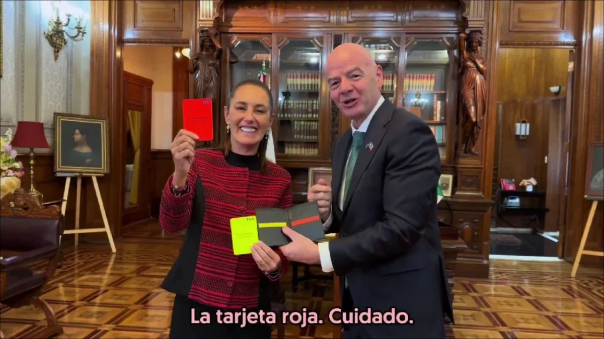 La presidenta Sheinbaum se reunió con Infantino, presidente de la FIFA, en Palacio Nacional, recibe de regalo tarjeta amarilla y roja.