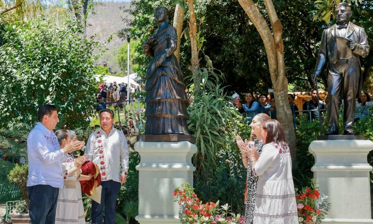 Se develó una escultura de Margarita Maza en Guelatao, así como un billete de lotería conmemorativo y la cancelación de la estampilla postal.