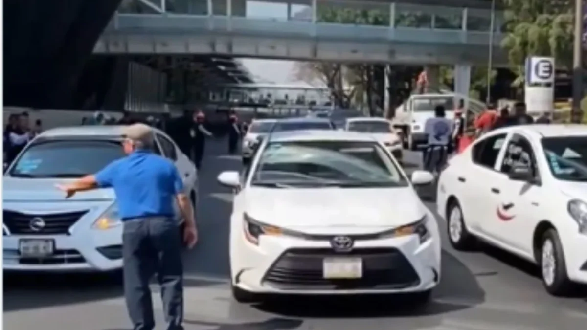 Permisionarios y operadores de taxis bloquearon el acceso a la terminal 1 del AICM en protesta por la entrada de autos de aplicación.