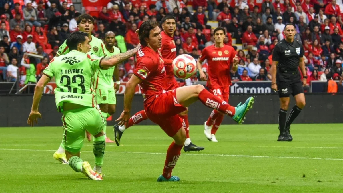 Los Diablos Rojos del Toluca derrotaron a los Bravos de Ciudad Juárez y van de sublíder, Alexis Vega regresó tras lesión.