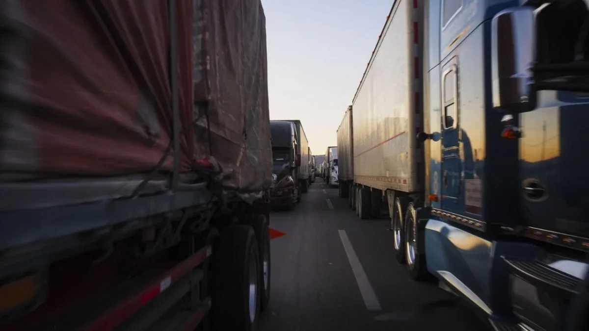 Transportistas y campesinos convocan un paro nacional con mega bloqueo en demanda de que el gobierno haga caso a sus exigencias.
