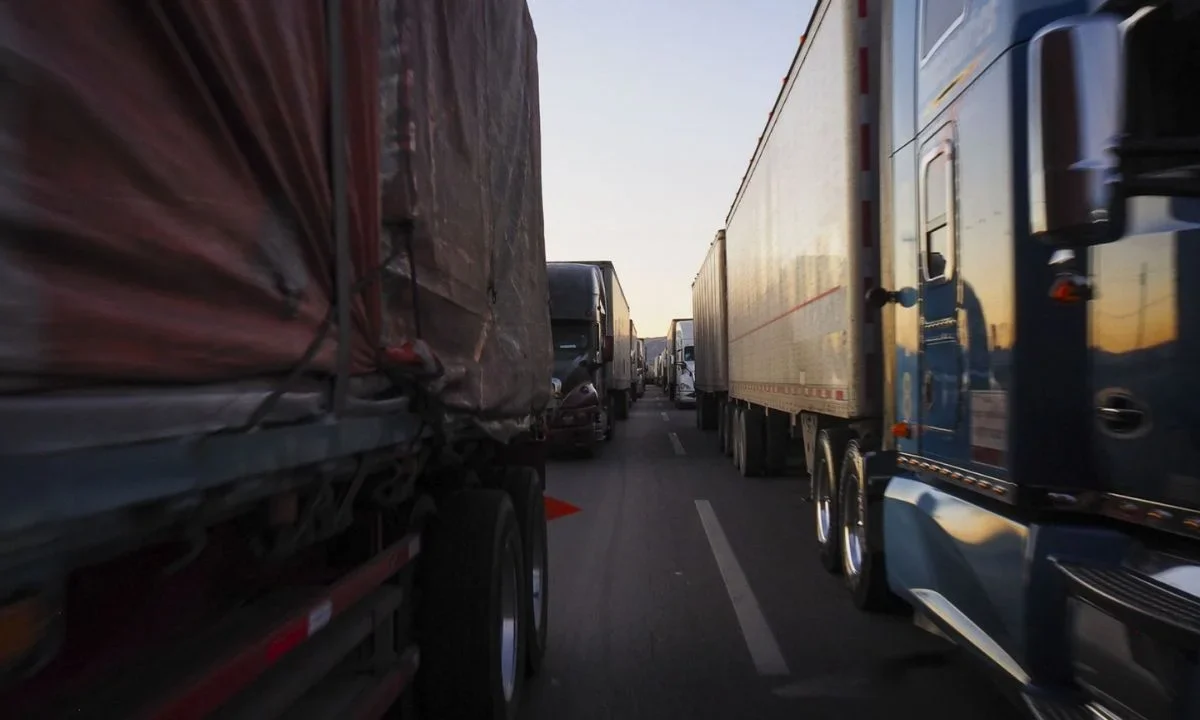 Transportistas y campesinos convocan un paro nacional con mega bloqueo en demanda de que el gobierno haga caso a sus exigencias.