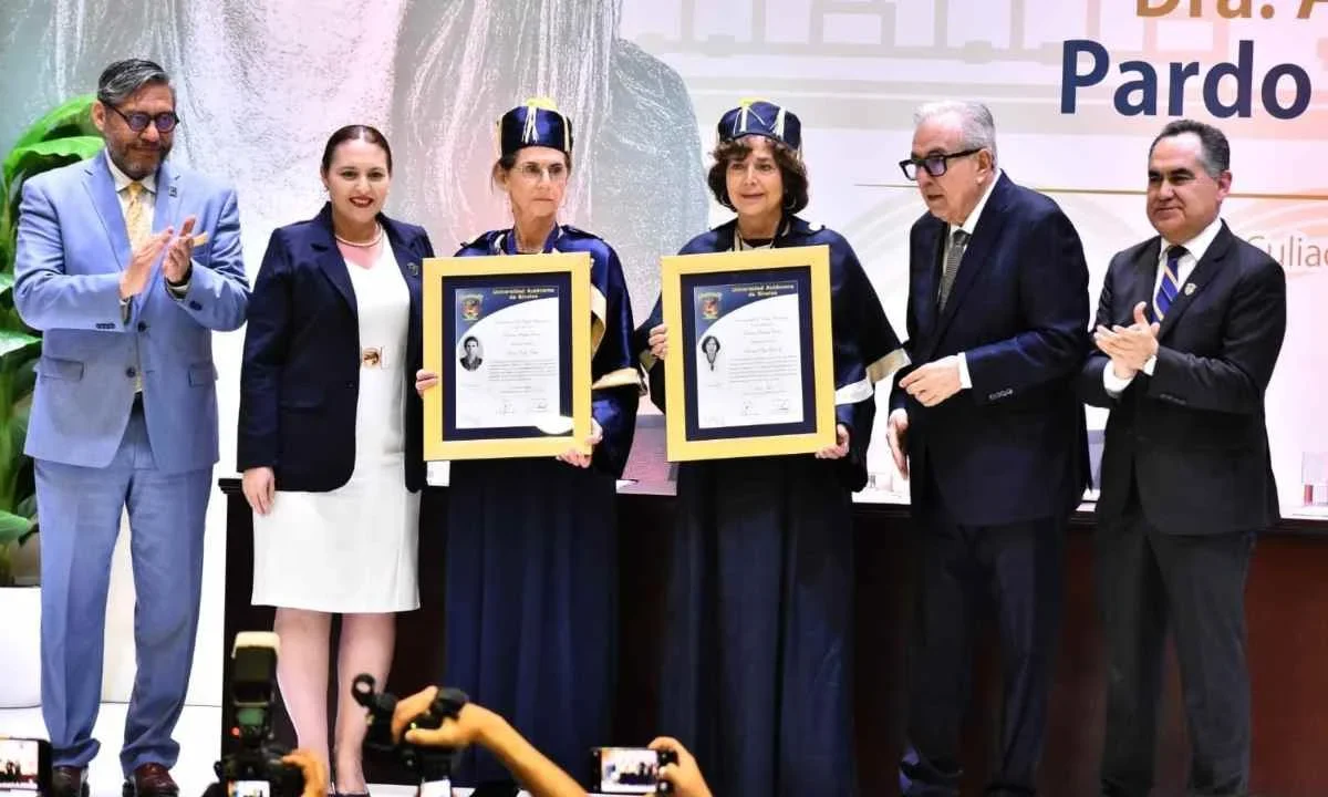 La Universidad Autónoma de Sinaloa entrega Honoris Causa a Annie Pardo y Rosaura Ruiz.
