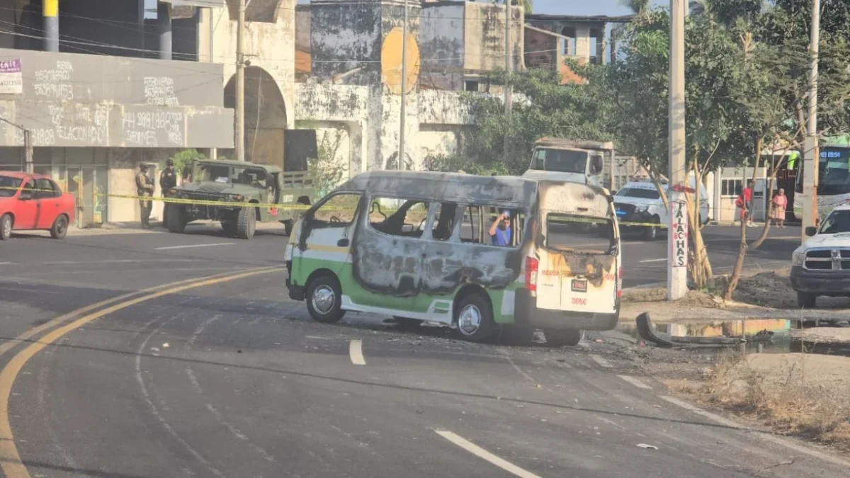 En pleno puente, incendian unidad de transporte Urvan en Acapulco; chofer muere calcinado y reportan pasajeros heridos.