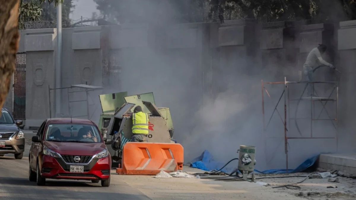 Ciudadanos que viven cerca del Estadio Azteca denunciaron que debido a estos trabajos 'casi a diario' se observan nuevos baches y socavones.
