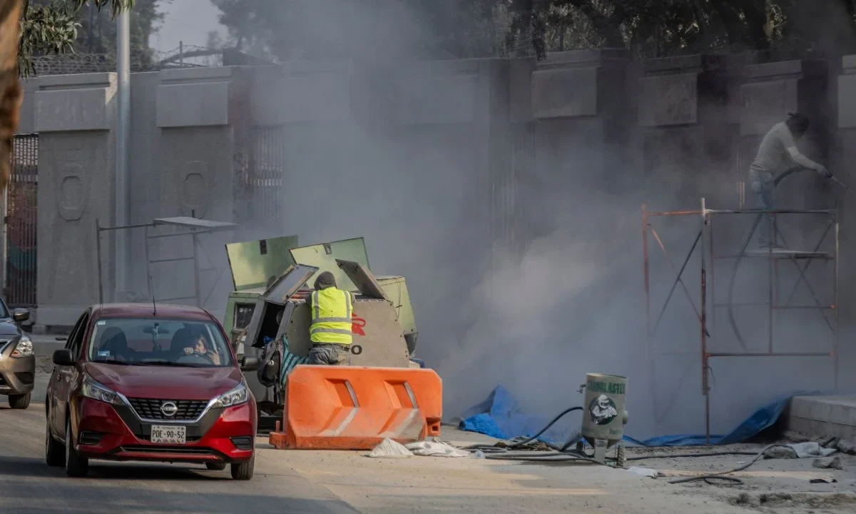 Ciudadanos que viven cerca del Estadio Azteca denunciaron que debido a estos trabajos 'casi a diario' se observan nuevos baches y socavones.
