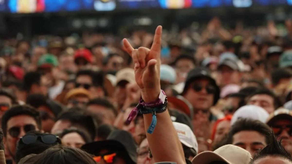 El festival Vive Latino 2026 publicó la lista de objetos permitidos y prohibidos para garantizar la seguridad de los asistentes durante el evento.