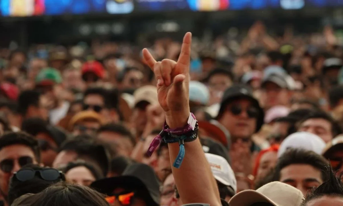 El festival Vive Latino 2026 publicó la lista de objetos permitidos y prohibidos para garantizar la seguridad de los asistentes durante el evento.