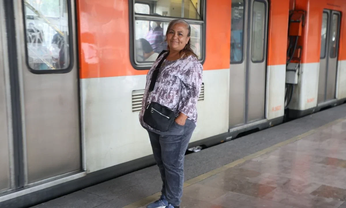 Patricia Martínez lleva 40 años de vagonera en el Metro, dio estudios universitarios a sus hijos y creó una asociación de ayuda.