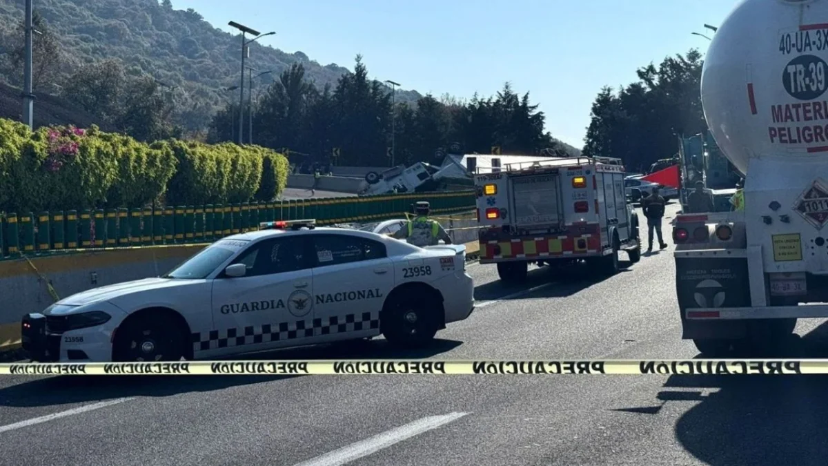La volcadura de un tráiler provocó caos vial en la México-Cuernavaca a la altura de ‘La Pera’, afectaciones aún prevalecen.